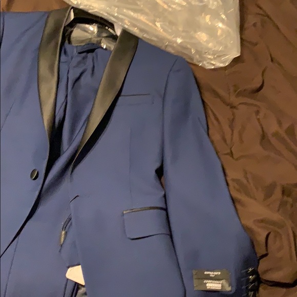 Suit - Picture 3 of 6